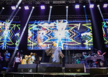 Concierto de Eugenia León engalana Tianguis Artesanal de Uruapan