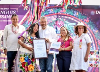 Premia Bedolla a ganadores concursos Artesanías e Indumentaria Tradicional
