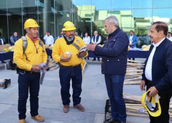 Helicópteros oficiales podrán usar agua de aguacateros contra incendios: Bedolla
