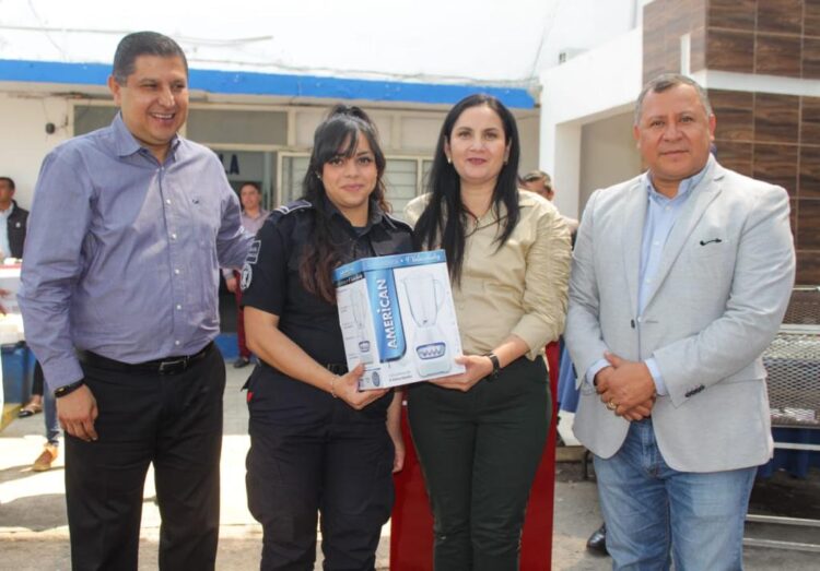 Celebra Seguridad Pública y Tránsito Uruapan a las mamás en la institución