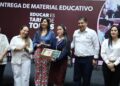 Entregan Nacho Campos y Grisel Tello material educativo a escuelas Uruapan