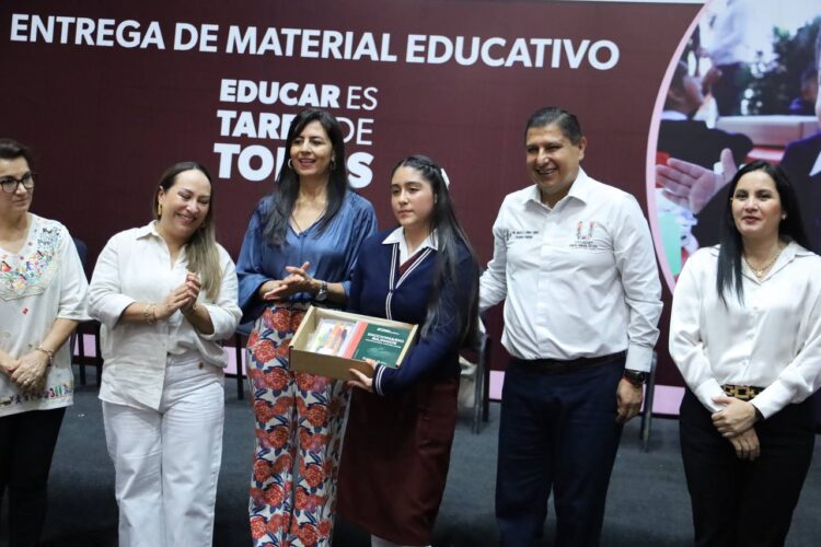 Entregan Nacho Campos y Grisel Tello material educativo a escuelas Uruapan
