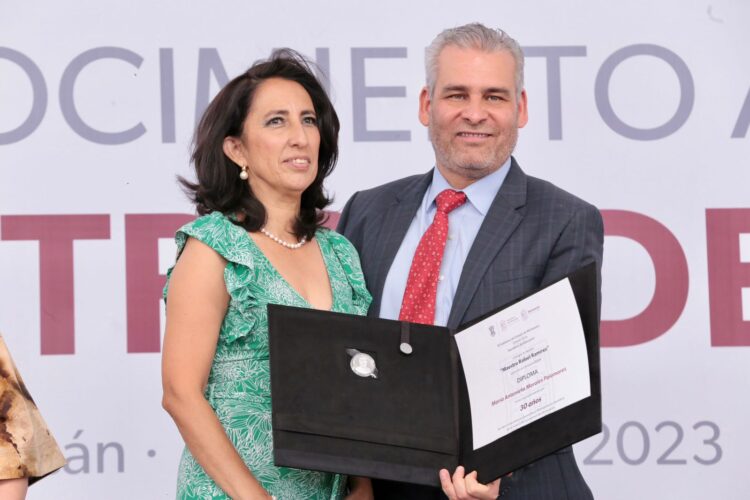 Junto con el magisterio, reconstruiremos la educación en el estado: R. Bedolla