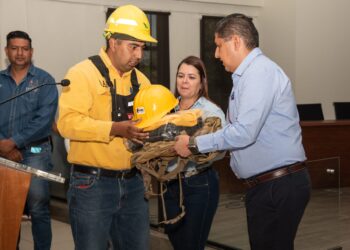 Otorga Nacho equipo y uniformes a guardabosques y personal municipal