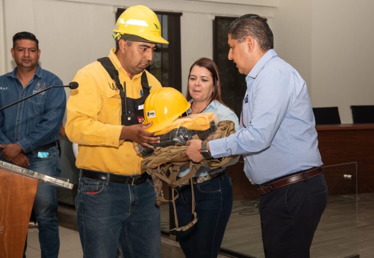 Otorga Nacho equipo y uniformes a guardabosques y personal municipal