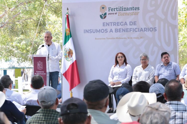 Disponible 70% del fertilizante gratuito para agricultores del estado: R. Bedolla