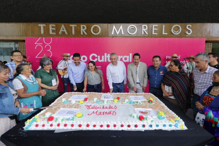 Festeja Bedolla a mamás en el Festival Michoacán de Origen con gran pastel
