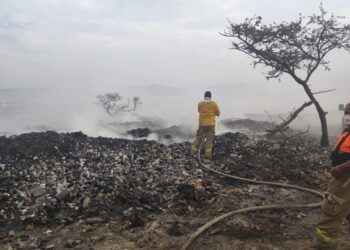 Refuerza Gobierno del Estado combate al incendio en el basurero de Cuitzeo