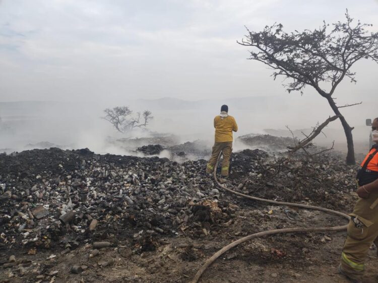 Refuerza Gobierno del Estado combate al incendio en el basurero de Cuitzeo