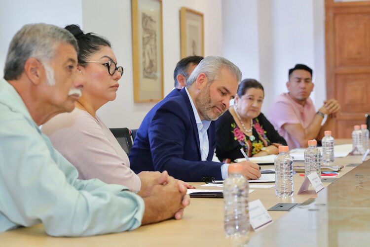 Atiende Ramírez Bedolla solicitudes de comunidades del sur de Uruapan