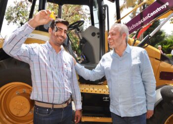 Entrega Ramírez Bedolla maquinaria de construcción en Taretan al edil Poncho