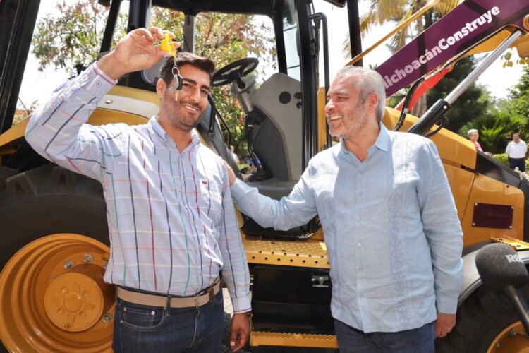 Entrega Ramírez Bedolla maquinaria de construcción en Taretan al edil Poncho