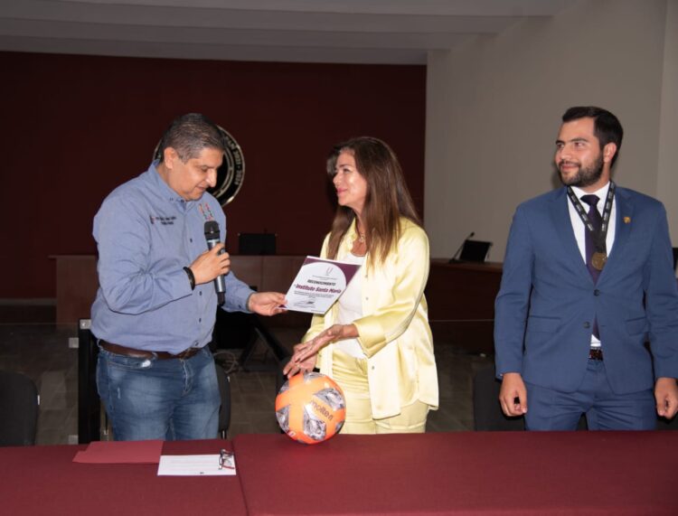 Reconoce Nacho Campos al Instituto Sta María por campeonato nacional de futbol