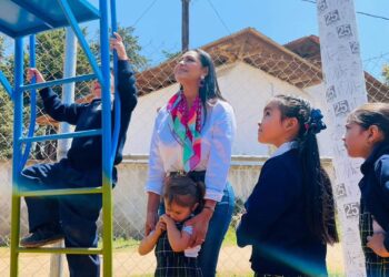Inaugura Araceli Saucedo área de juegos infantiles en preescolar de Picuarembo