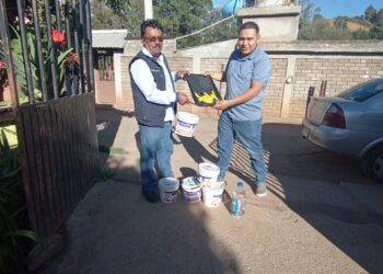 Gobierno de Pátzcuaro hizo entrega de galones de pintura a jardin de niños