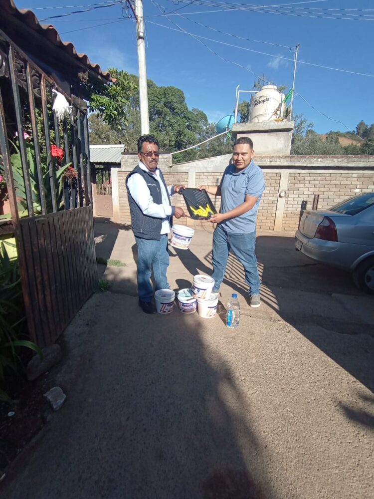 Gobierno de Pátzcuaro hizo entrega de galones de pintura a jardin de niños