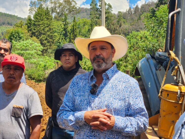 Lleva gobierno municipal tubería de agua potable a Ajuno