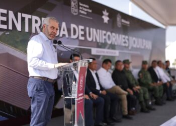Inicia R. Bedolla segunda entrega de uniformes y equipos para Guardia Civil