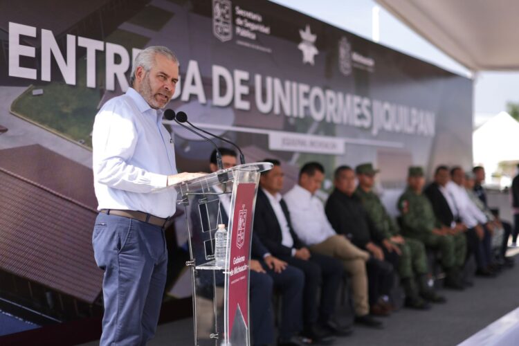 Inicia R. Bedolla segunda entrega de uniformes y equipos para Guardia Civil
