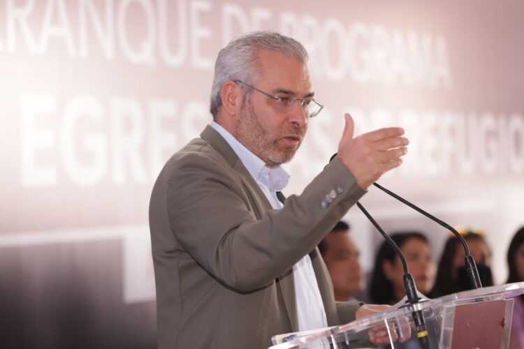 Lanza Bedolla programa para dar 6 mil pesos a mujeres egresadas de refugios