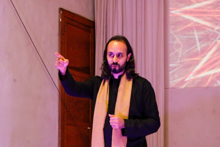 Con éxito se llevo a cabo la Conferencia-Concierto “Amar sin Esperar” por el Escritor, Conferencista, Maestro en Reiki, Desarrollo Humano y Medico Naturista, Krishna Cámaro Casanova