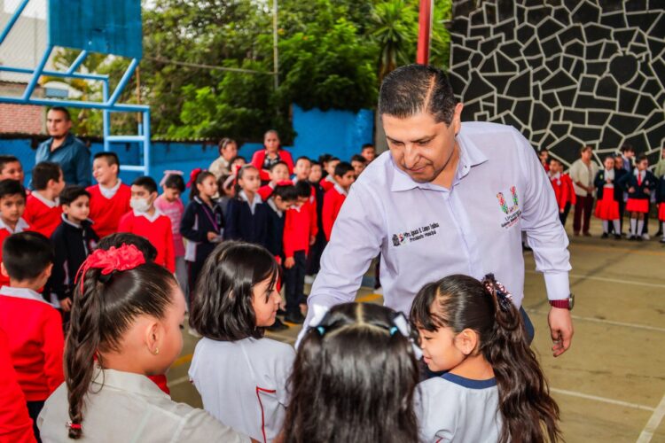 Entrega Nacho Campos aulas y equipo de 1.2 mdp a escuela Mártires de Urpn