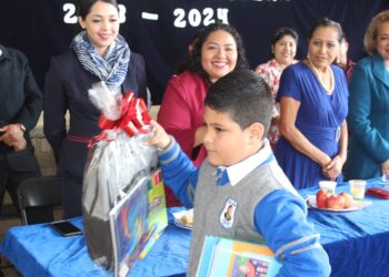Entrega Marisol López Útiles Escolares Gratis en Tingambato por ciclo escolar