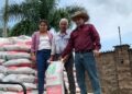 Entrega presidenta de Ziracuaretiro 35 toneladas de fertilizante a productores