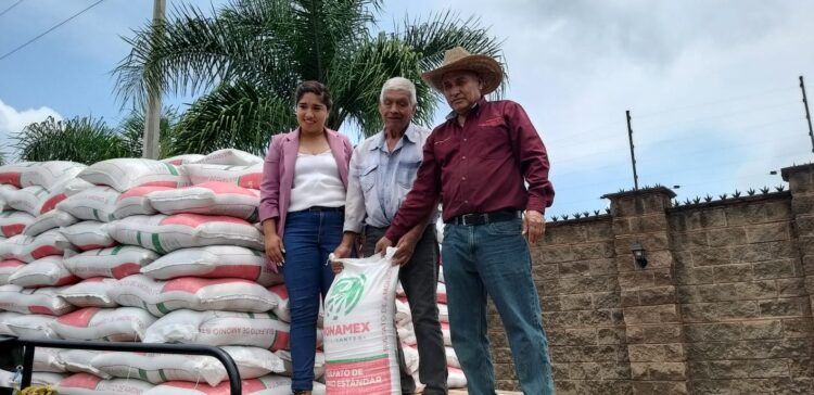 Entrega presidenta de Ziracuaretiro 35 toneladas de fertilizante a productores