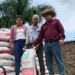 Entrega presidenta de Ziracuaretiro 35 toneladas de fertilizante a productores