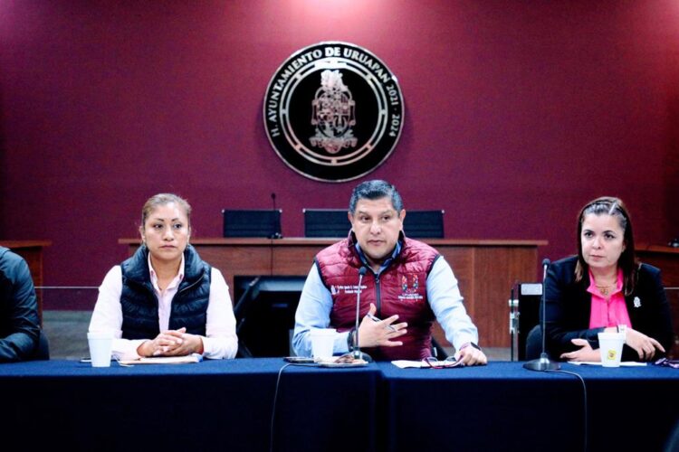 Atiende el gobierno de Nacho Campos deslave en colonia Viñedos de Uruapan