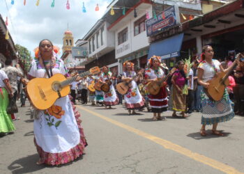 ¡ Llegó la Feria de la Guitarra a Paracho !