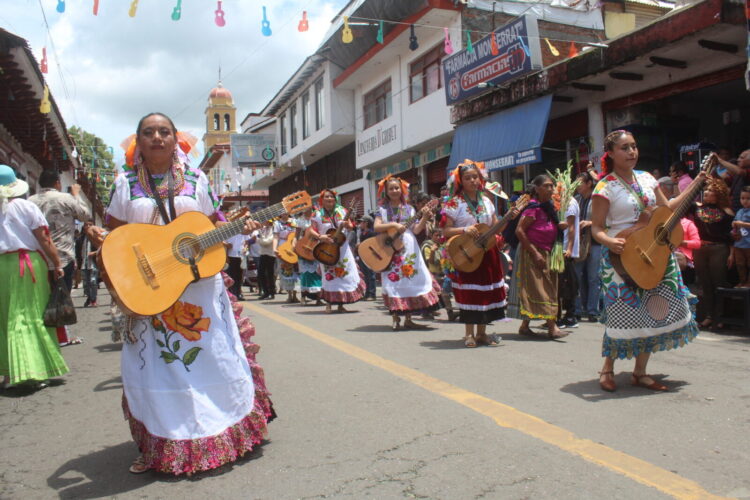 ¡ Llegó la Feria de la Guitarra a Paracho !