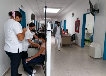 Aplica vacunas la Secretaría de Salud contra VPH en Centro de Salud Uruapan