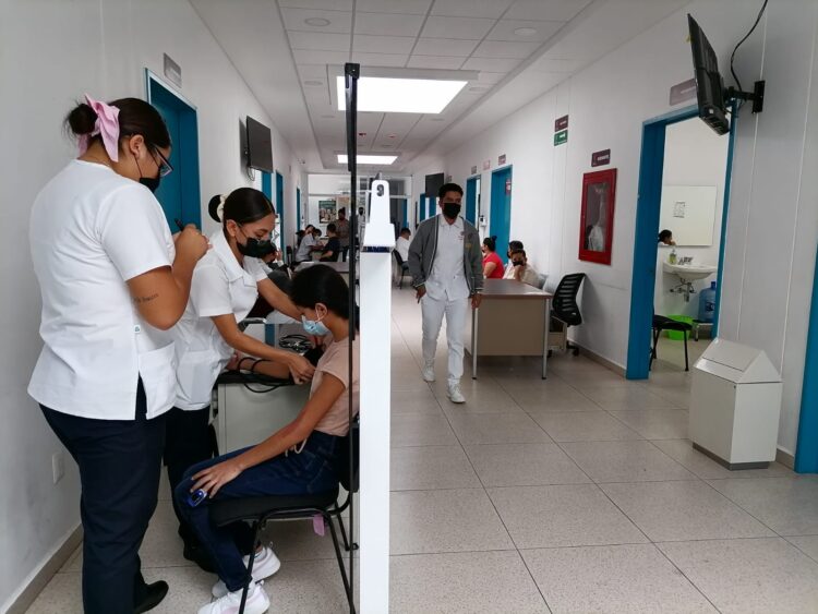 Aplica vacunas la Secretaría de Salud contra VPH en Centro de Salud Uruapan