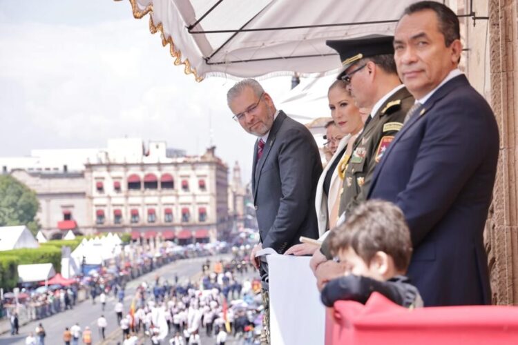 Miles disfrutaron el desfile cívico militar con motivo del 258 natalicio de Morelos