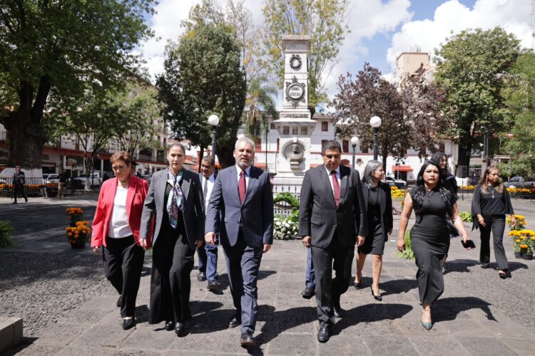 Por primera vez sin protestas, honran autoridades a Mártires de Uruapan