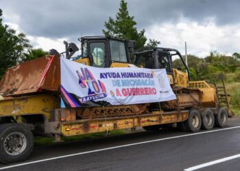 Michoacán envía a Guerrero maquinaria para restablecer vías de comunicación