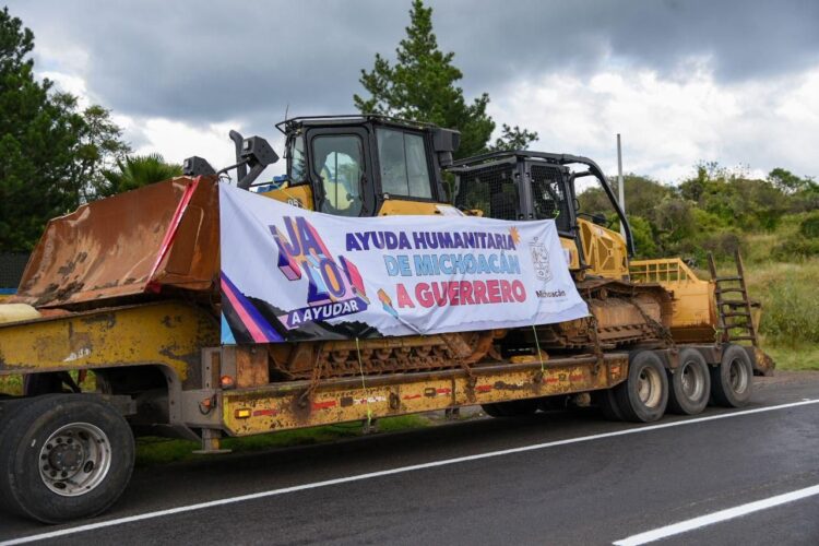 Michoacán envía a Guerrero maquinaria para restablecer vías de comunicación