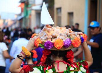 10 mil piezas repartidas en la tradicional merienda con pan de muerto en Uruapan