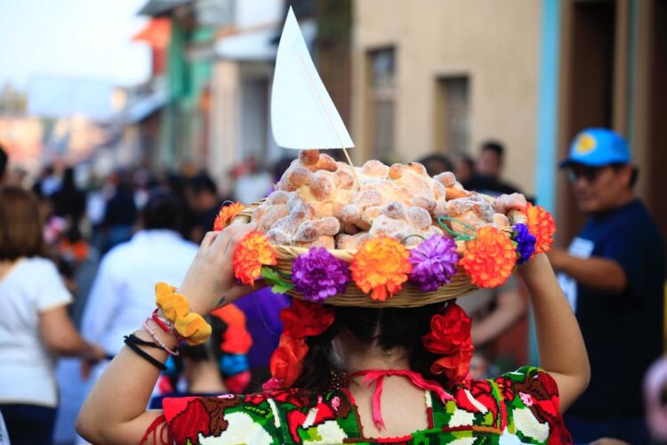 10 mil piezas repartidas en la tradicional merienda con pan de muerto en Uruapan