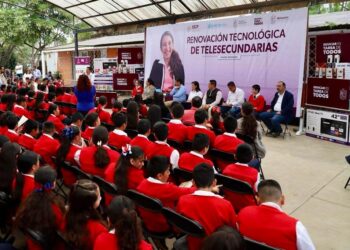 En tiempo récord, SEE avanza renovación tecnológica de las telesecundarias