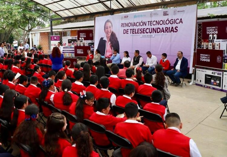 En tiempo récord, SEE avanza renovación tecnológica de las telesecundarias