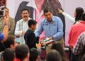 Entregan Nacho Campos y Gaby Molina equipamiento a planteles de Uruapan
