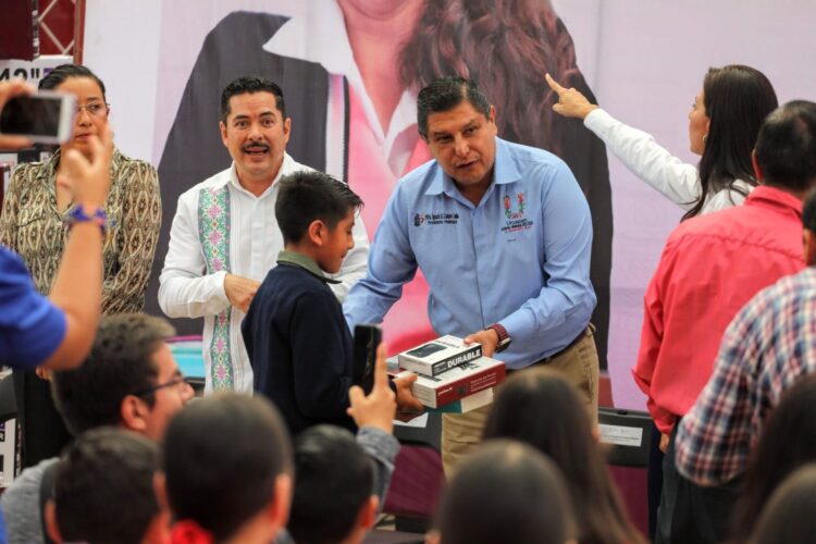Entregan Nacho Campos y Gaby Molina equipamiento a planteles de Uruapan