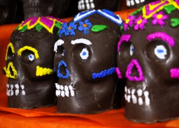 Sin calaveritas de azúcar no hay altares; una tradición de 20 años en Pátzcuaro