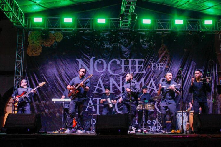 Pátzcuaro bailó y cantó al ritmo de varios géneros musicales en la Plaza Grande