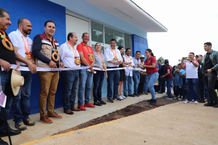 Entrega Nacho Campos vialidades y espacios educativos por 7.5 mdp