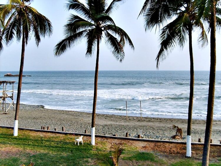 En estas vacaciones maravíllate con la belleza natural de las playas michoacanas