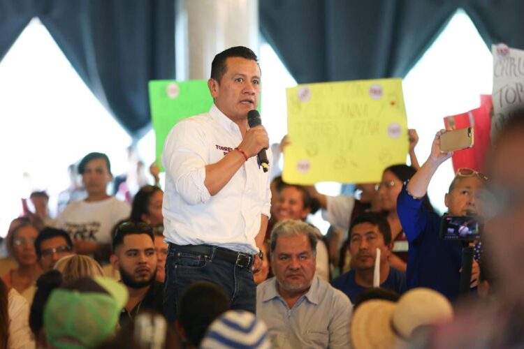 Torres Piña, con el cobijo de sindicatos, alcaldes y diputados, rumbo al Senado